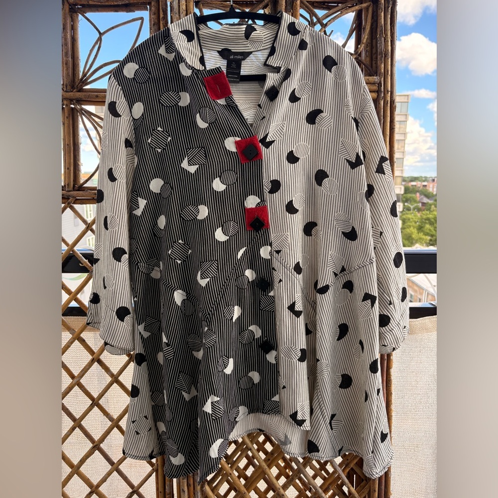 Ali Miles Monochrome Patterned Top with red accent